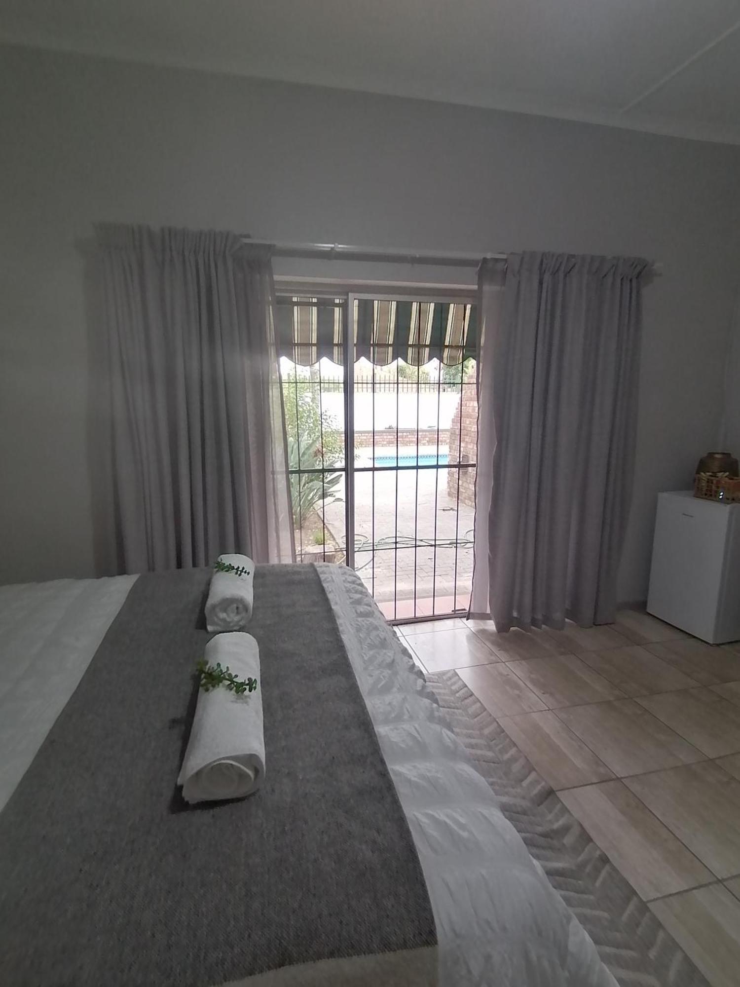 Oppi Draai Guesthouse Оудсхорн Екстериор снимка